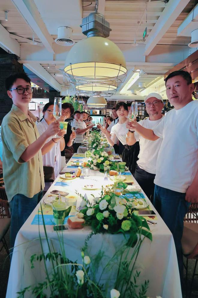 鉴会“秀玉我从小吃到大”见证品牌与食客的温情共生开元棋牌“Show味·熟人餐桌”三十周年主题品(图1) 鉴会“秀玉我从小吃到大”见证品牌与食客的温情共生开元棋牌“Show味·熟人餐桌”三十周年主题品(图1)